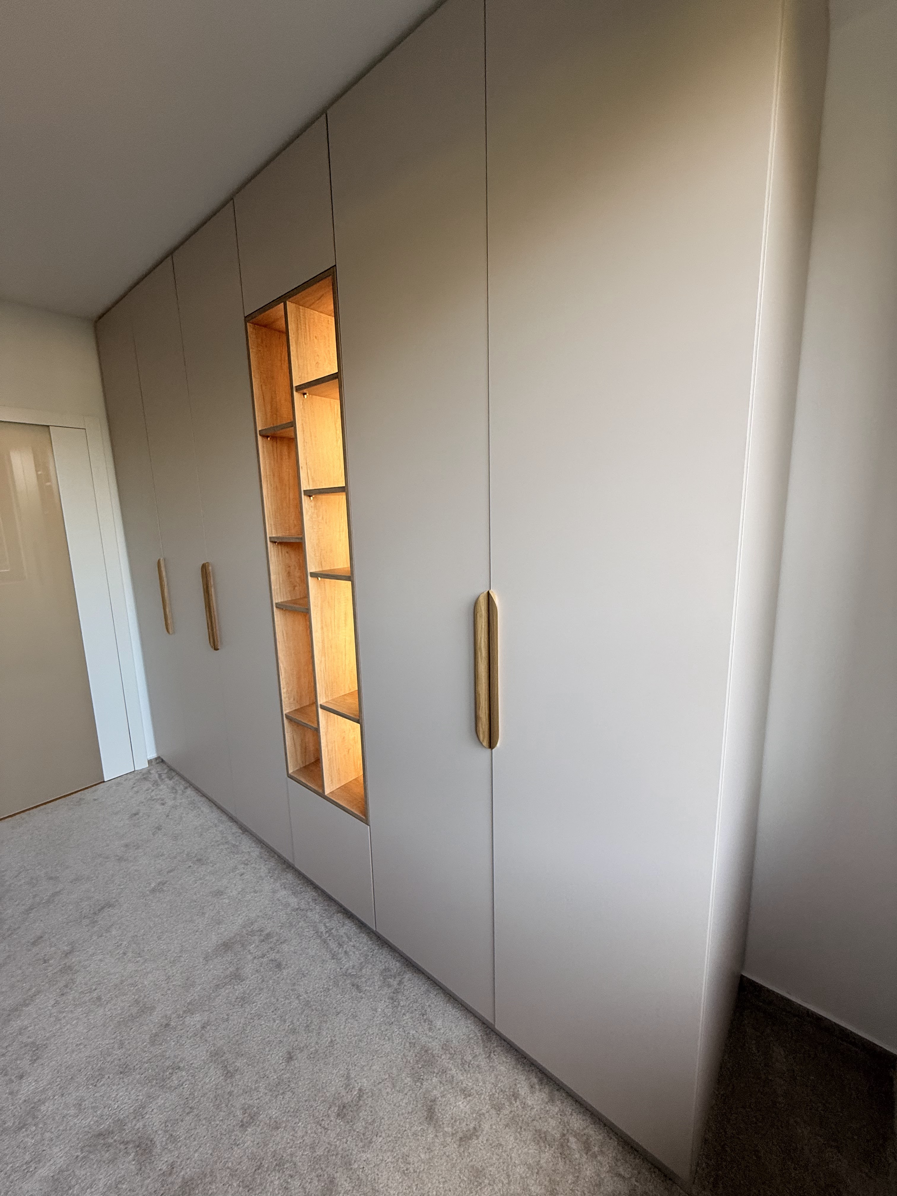 Designová šatní skříň s osvětlenou nikou